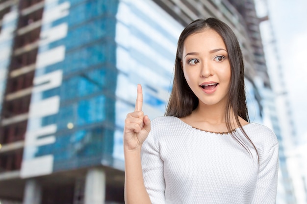 Mujer de negocios teniendo una buena idea