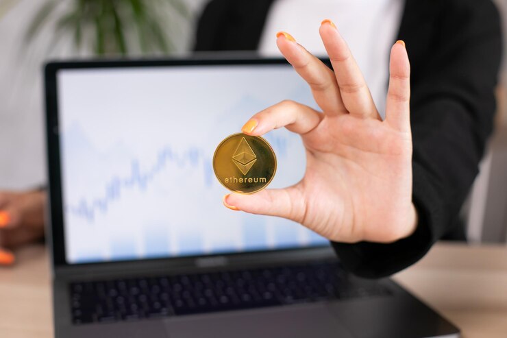 Mujer de negocios tiene moneda real de criptomoneda en el fondo de la mano con computadora portátil