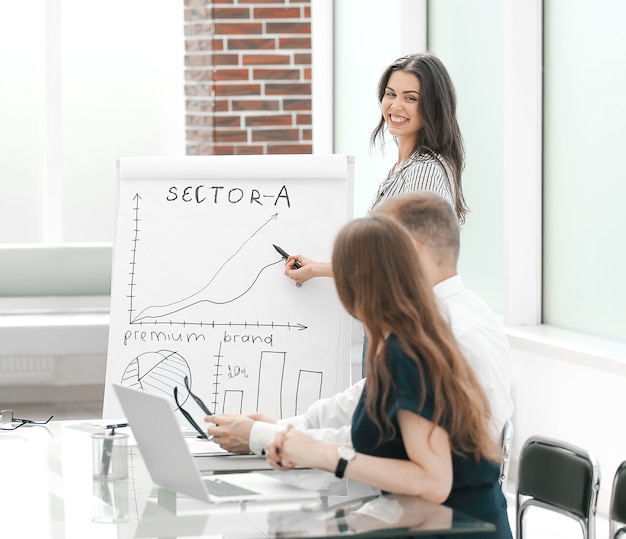 Mujer de negocios tiene una presentación de un nuevo proyecto.Foto con espacio de copia