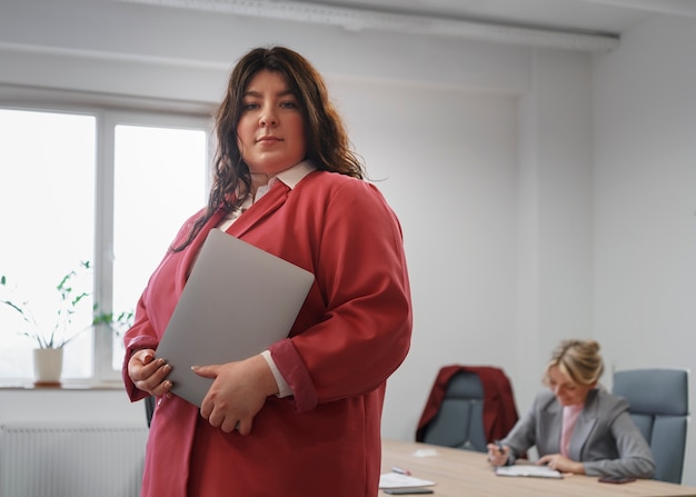 Mujer de negocios de tiro medio con laptop