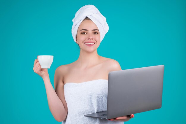 mujer de negocios, con, toalla, en, cabeza, con, café, trabajando, en, computador portatil, mañana, café, retrato, de, sonriente, w