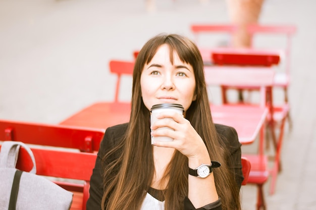 mujer de negocios tomando café en un café