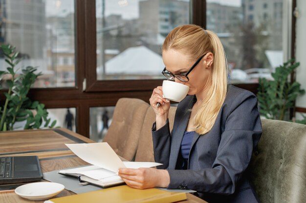 Mujer de negocios tomando café en la oficina