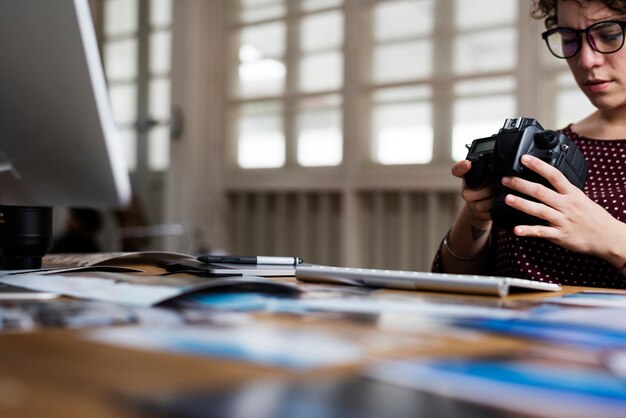 Foto mujer de negocios, trabajando, con, cámara