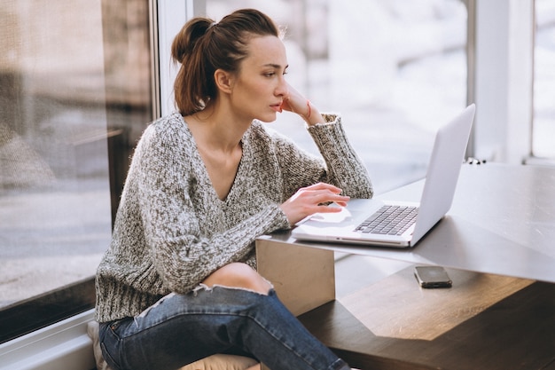 Mujer de negocios trabajando en casa casual