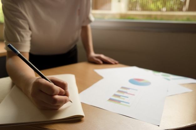 Mujer de negocios trabajando en casa