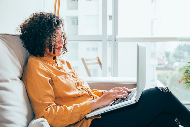 Mujer de negocios trabajando en casa