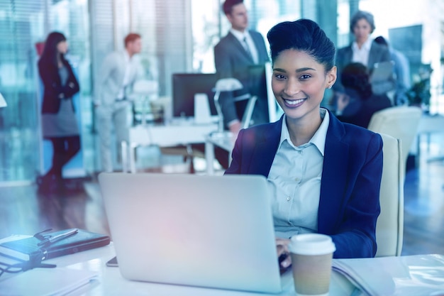 Mujer de negocios trabajando en una computadora portátil en la oficina