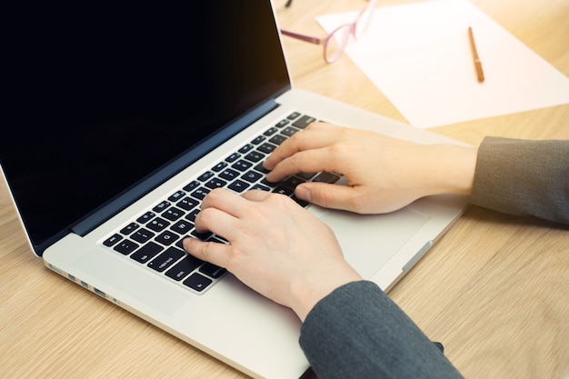 mujer de negocios trabajando en la computadora portátil