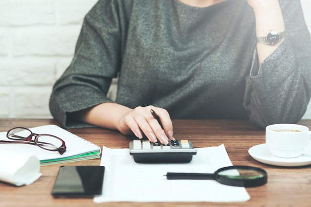 Mujer de negocios trabajando con documentos en la oficina