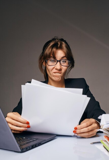 Mujer de negocios trabajando duro en una oficina