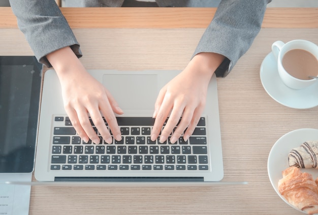 mujer de negocios trabajando escribiendo computadora portátil