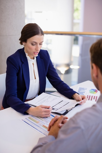 Mujer de negocios trabajando en escritorio con colega