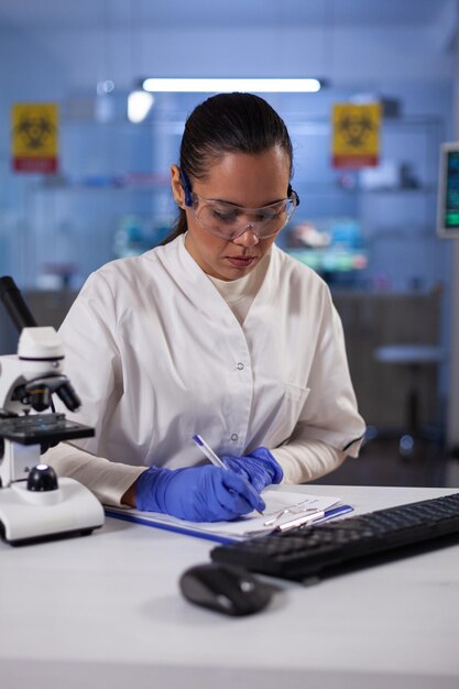 Mujer de negocios trabajando en un escritorio en la oficina