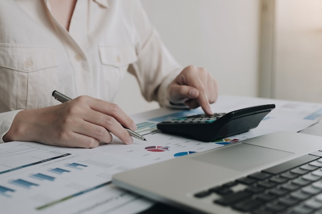 Mujer de negocios trabajando en finanzas y contabilidad Analice el presupuesto financiero en la oficina