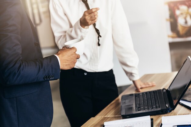 mujer de negocios trabajando con gráfico de negocios y computadora portátil y teléfono inteligente en la mesa