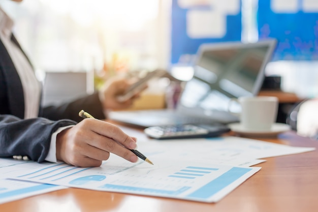 Mujer de negocios trabajando con informes financieros