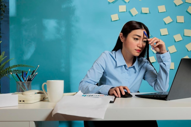 Mujer de negocios trabajando en la mesa