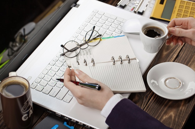 Mujer de negocios trabajando en la oficina con artículos para hacer negocios