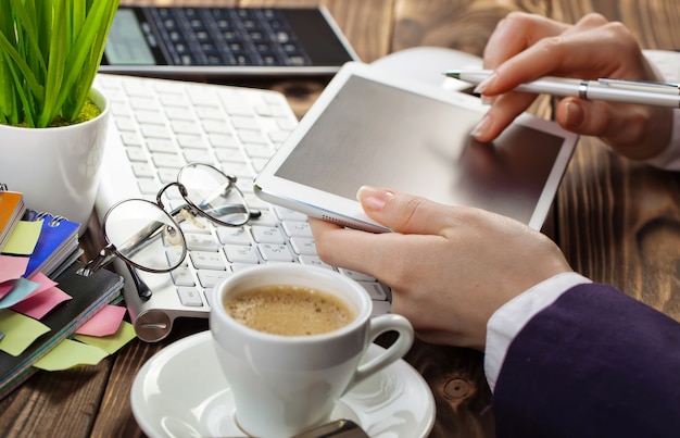 Mujer de negocios trabajando en la oficina con artículos para hacer negocios