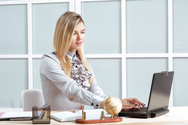 Mujer de negocios trabajando en la oficina