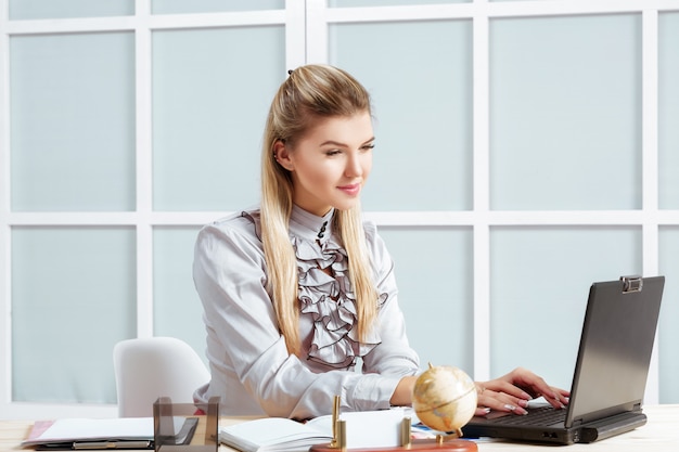 Mujer de negocios trabajando en la oficina