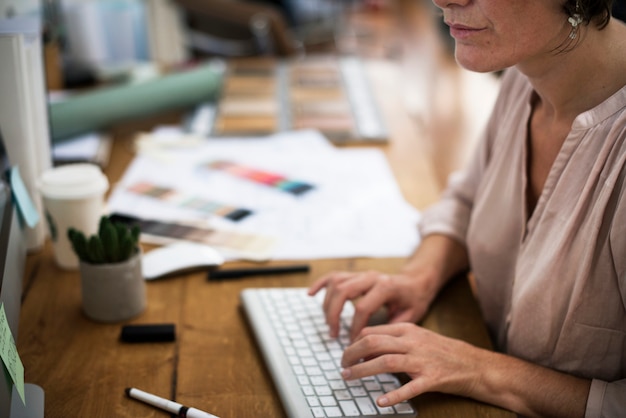 Mujer de negocios, trabajando, en, oficina