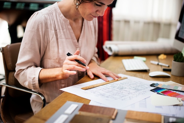 Mujer de negocios, trabajando, en, oficina