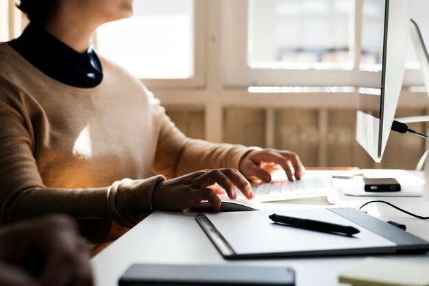 Mujer de negocios, trabajando, en, oficina