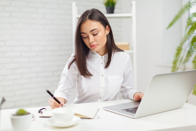 Mujer de negocios trabajando en oficina