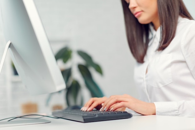 Mujer de negocios trabajando en oficina