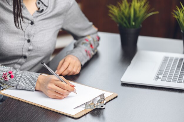 Mujer de negocios trabajando en oficina