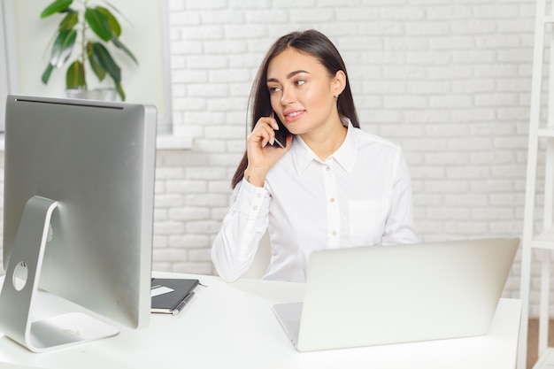 Mujer de negocios trabajando en oficina