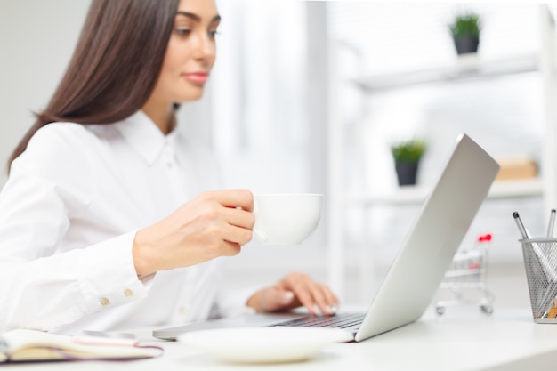 Mujer de negocios trabajando en la oficina.