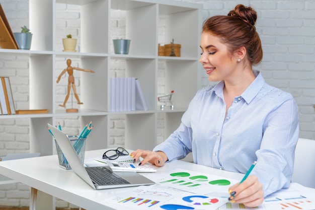 Mujer de negocios trabajando en oficina