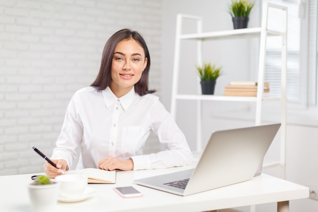 Mujer de negocios trabajando en oficina