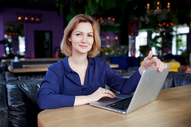 Mujer de negocios trabajando en ordenador portátil.