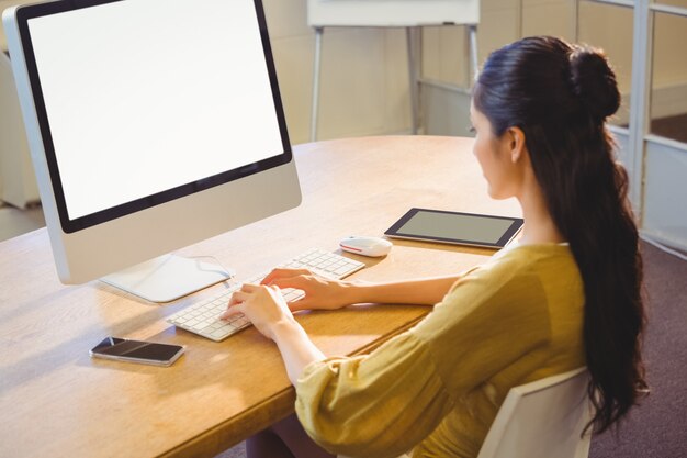 Mujer de negocios trabajando sola