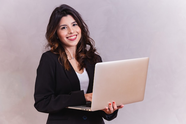 Mujer de negocios trabajando con su computadora portátil