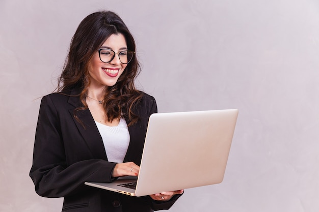 Mujer de negocios trabajando con su computadora portátil