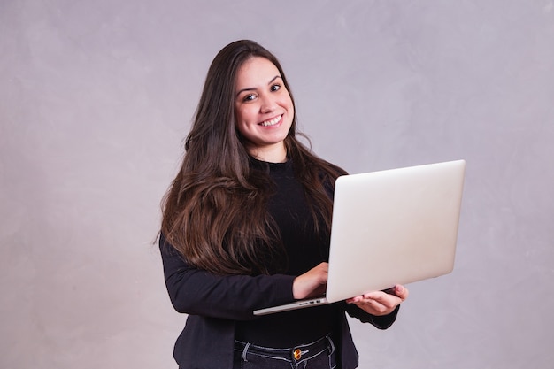 Mujer de negocios trabajando con su computadora portátil