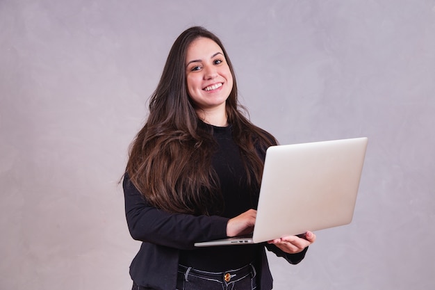 Mujer de negocios trabajando con su computadora portátil