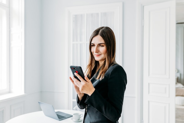 mujer de negocios, trabajando, utilizar, teléfono