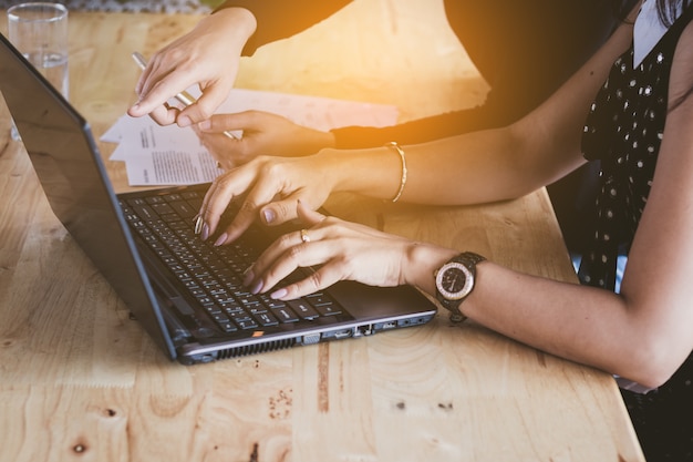 mujer de negocios trabajando