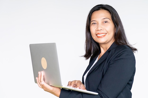 Foto mujer de negocios de trabajo en chaqueta de traje negro con computadora labtop