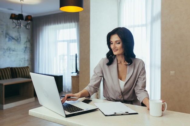 mujer de negocios, trabajo, en línea