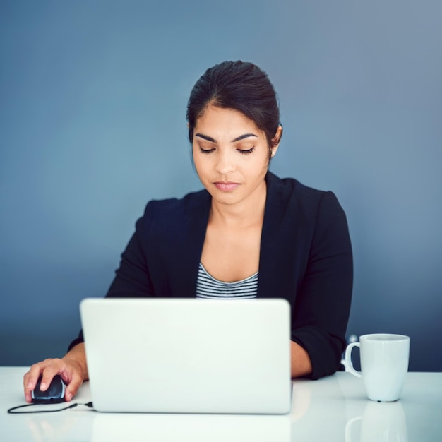 Mujer de negocios trabajo y lugar de trabajo con portátil en el escritorio revisión en línea y navegación o información de proyecto en el sitio web de la compañía Mock up profesional y redes sociales administrador y programación de planificación