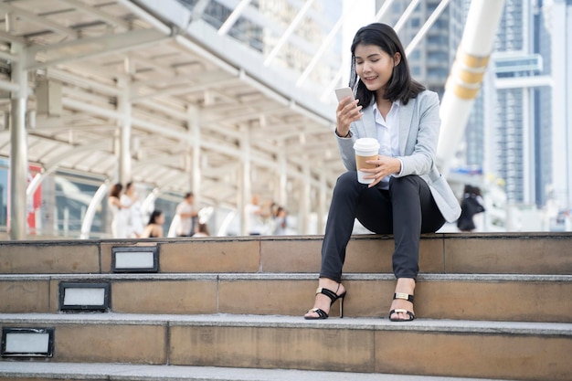 mujer de negocios, trabajo, oficina, con, teléfono, imagen