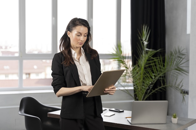 Mujer de negocios, en el trabajo