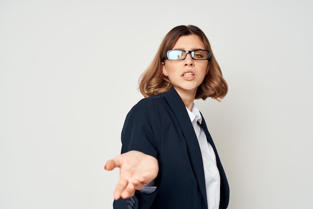 Mujer de negocios en traje emociones trabajo gerente closeup